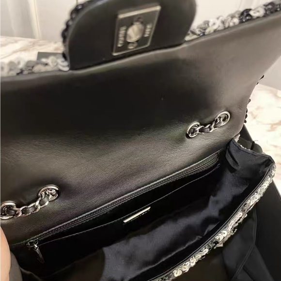 CHANEL BLACK & SILVER SEQUIN HOUNDSTOOTH HALF FLAP MEDIUM - Picture 7 of 10